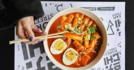 Koychi, la cadena de comida coreana, inauguró su local más grande en Chile: ¿dónde queda?