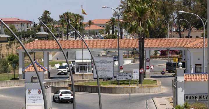 El Gobierno de Pedro Sánchez afirma que colabora con EEUU para "evitar" el paso de armas para Israel por Morón y Rota