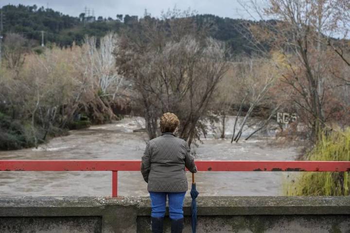 El tiempo en España: Cataluña envía una alerta a los móviles y adelanta la salida de los colegios en el Baix Ebre y Montsià (Tarragona) por el riesgo de lluvias torrenciales