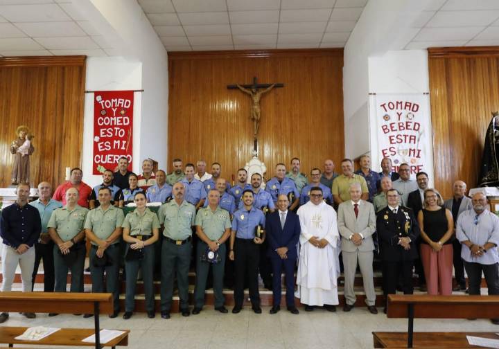 Tías honra a policías veteranos y da la bienvenida a los nuevos