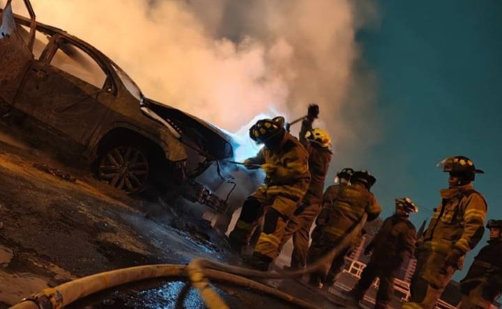 Conductora se vuela la caseta y termina envuelta en llamas, en Ecatepec