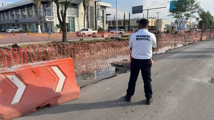 Lluvias ocasionan deslaves y socavones en la construcción del SVIA