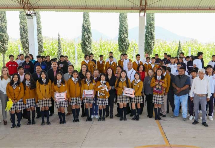 Entregan apoyos educativos y laboratorio STEM en Santiago de Anaya e Ixmiquilpan