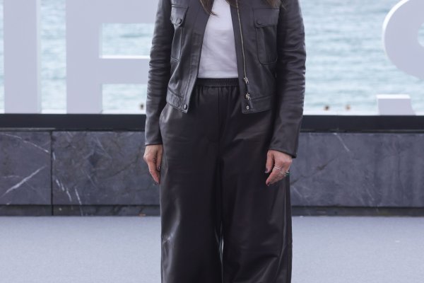 Juliette Binoche, una diosa con pantalones de cuero y plataformas