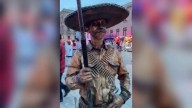 El Charro de Bronce, un particular personaje que recorre el Centro Histórico de Chihuahua durante el festejo patrio