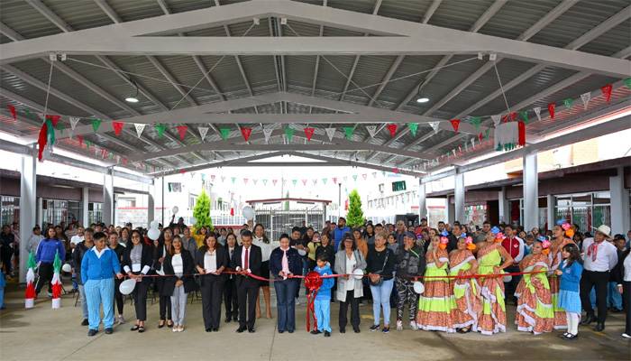 Abigail Sánchez entrega techumbre en primaria Ricardo Flores Magón en Chalco