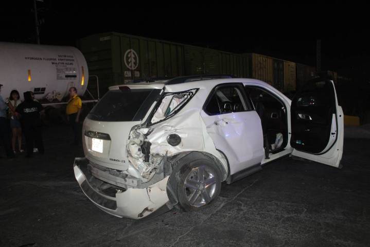 Saltillo: intenta ganarle el paso al tren y deja cinco heridos, entre ellos un bebé grave