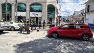 Choca chofer de automóvil contra motociclista y arrolla a pareja de adultos