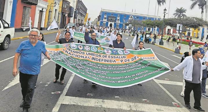 Trabajadores de EsSalud acatan huelga en la región La Libertad