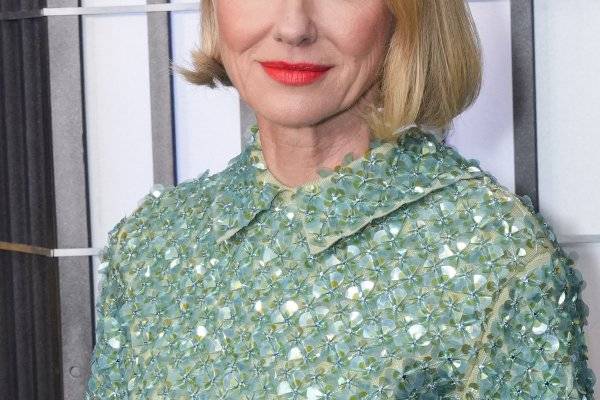 Madrinas de boda del mundo, cambiad el vestido y la mantilla por el look de Naomi Watts