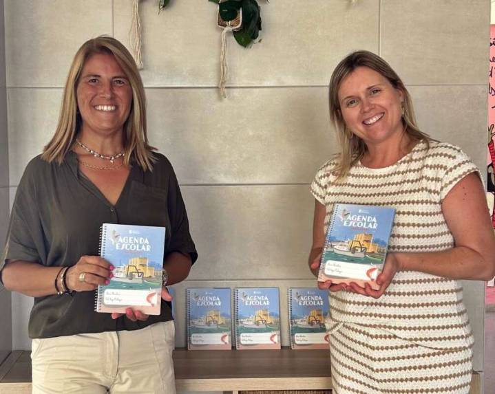 Vinaròs presenta la nueva agenda escolar con una portada dedicada al puerto y la tradición marinera