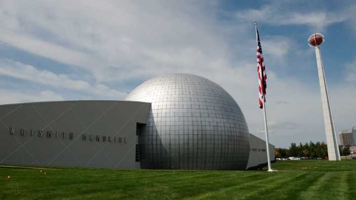 Two former UConn players to be inducted into Basketball Hall of Fame