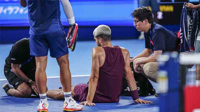 ATP 500 de Tokio: Carlos Alcaraz arranca con susto y victoria en su debut ante Sebastián Báez