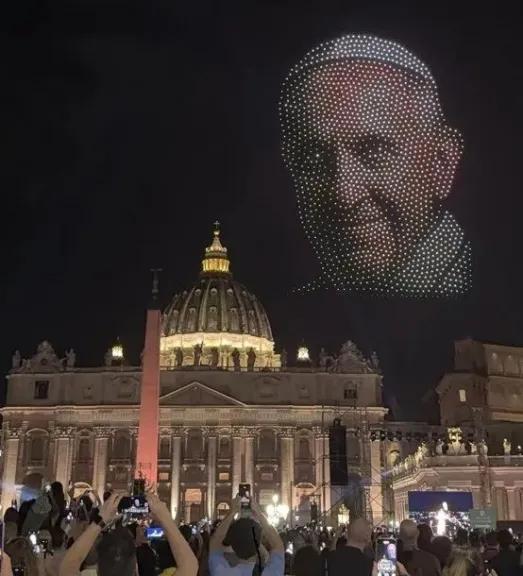 Miles de drones iluminaron el Vaticano en homenaje al papa Francisco