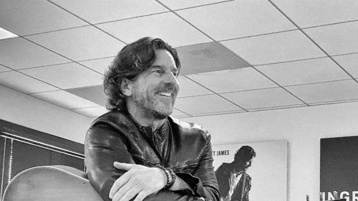 Muere Brett James, cantautor y ganador de un Grammy, tras un accidente de avión a los 57 años