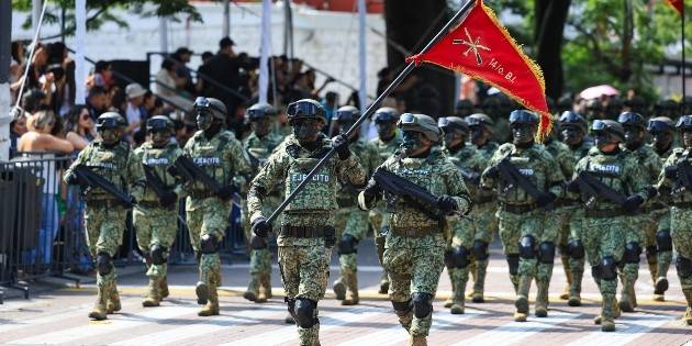 Corporaciones de seguridad desfilan ante miles en Jalisco