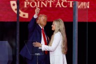 Trump capitaliza memorial de Charlie Kirk para reforzar su discurso