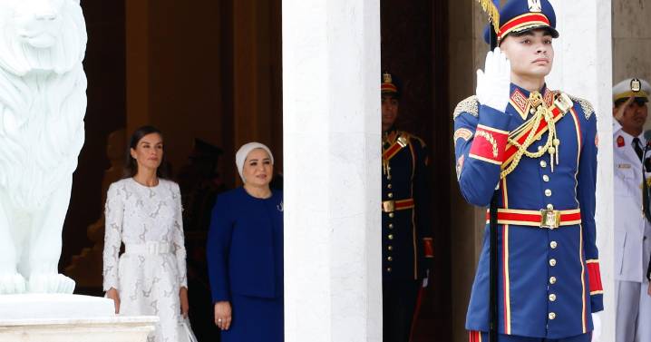 La Reina y la primera dama, alejadas del Rey y Al Sisi en la bienvenida por el protocolo de Egipto