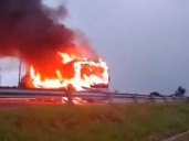 Taxistas incendian camión en Zinapécuaro y bloquean autopista de Occidente