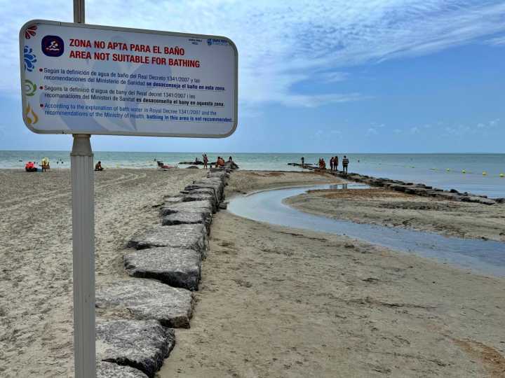 Santa Pola cierra la Gran Playa por un vertido de gasoil en el agua