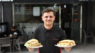 Restaurantes que no cierran cocinas en A Coruña: "Aquí nunca falta una tapa en la mesa"