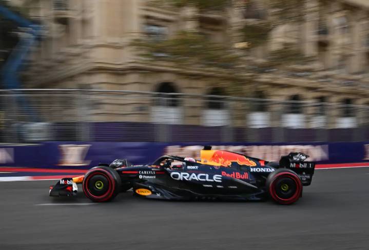 Verstappen reina en el caos y logra la pole en el GP de Azerbaiyán; Sainz va segundo