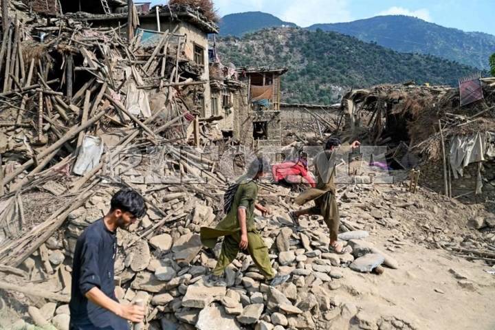 Suman mil 400 muertos por sismo en Afganistán; piden ayuda