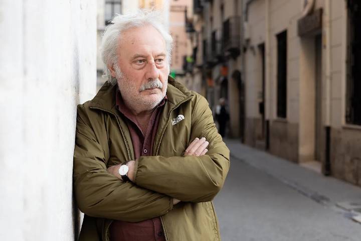 El viaje de Julio Llamazares en busca de las huellas de su padre en el Stalingrado español: "La Guerra Civil sigue planeando, basta mirar al Congreso a diario"