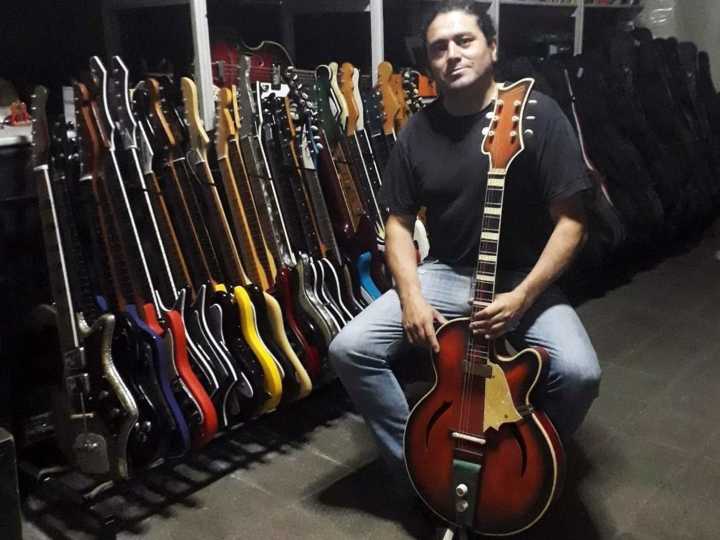Tiene una colección de más de 160 guitarras eléctricas y un sueño: crear el primer museo temático del país