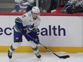 Canucks’ Hoglander scores before exiting in 3