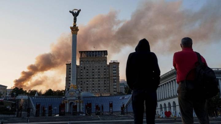 Rusia ataca por primera vez el edificio del Gabinete, la sede del gobierno de Ucrania, durante una nueva ola de bombardeos masivos