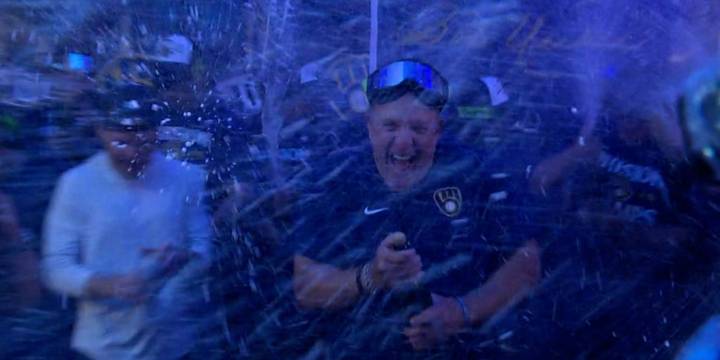 Brewers clinch third straight NL Central title
