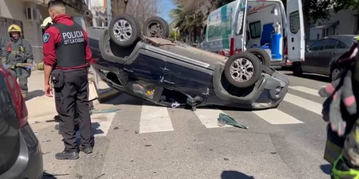 Violento choque en Parque Avellaneda: uno de los autos volcó y trasladaron a tres heridos a un hospital