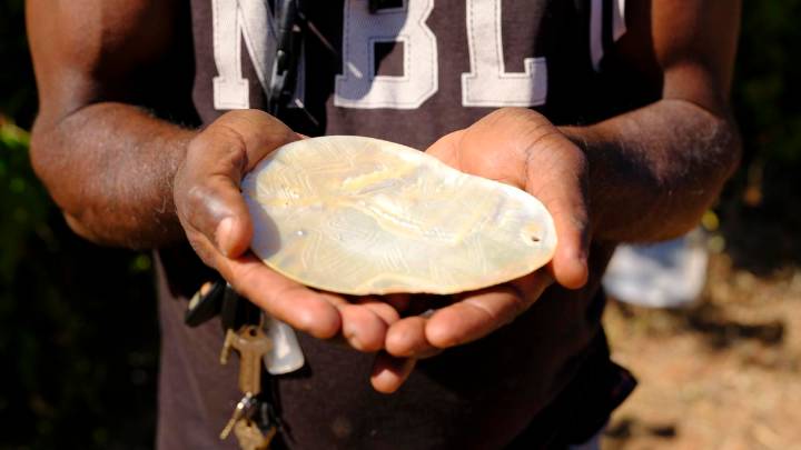 Indigenous artefact returned to Kimberley traditional owner after chance op