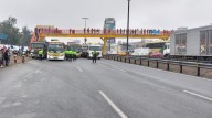 Transportistas BLOQUEAN la Panamericana sur con sus unidades ante ola de extorsiones (VIDEO)