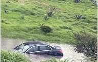 Lluvia inunda la Glorieta Inn; vehículo queda atrapado