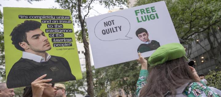Juez desestima cargos de terrorismo en caso estatal contra Luigi Mangione