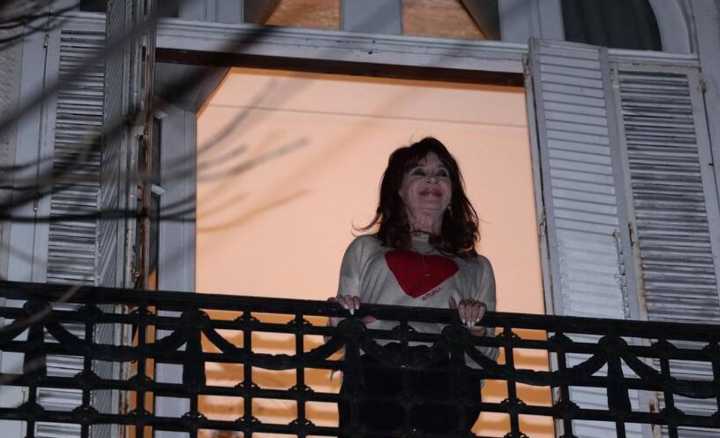 CFK apuntó a Milei e ironizó: "Kirchnerismo y Peronismo... ¡Más que nunca!"