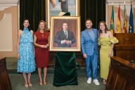 Carlos Latre recibe su retrato como Hijo Predilecto de Castellón en el 774 aniversario de la ciudad
