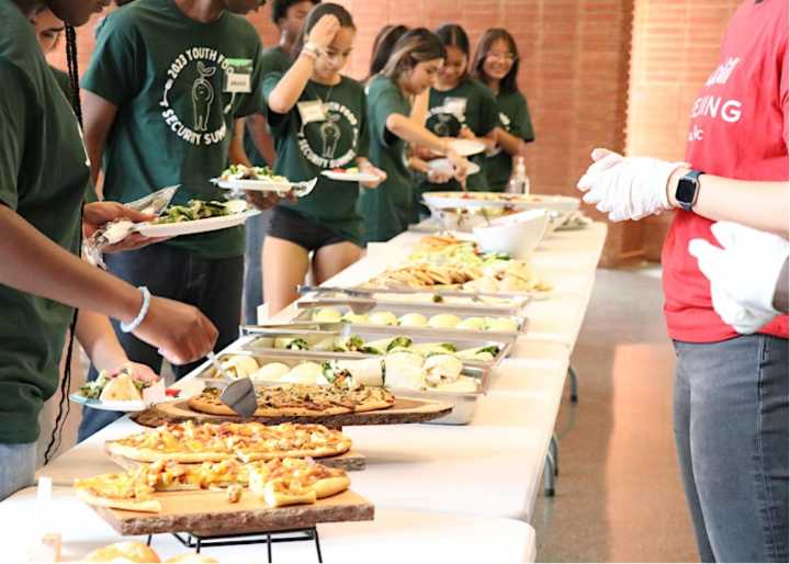 Invitan a estudiantes de high school a cumbre contra el hambre