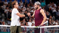 Carlos Alcaraz se olvida del tobillo izquierdo, tumba a Bergs y se sitúa en cuartos en el Abierto de Tokio