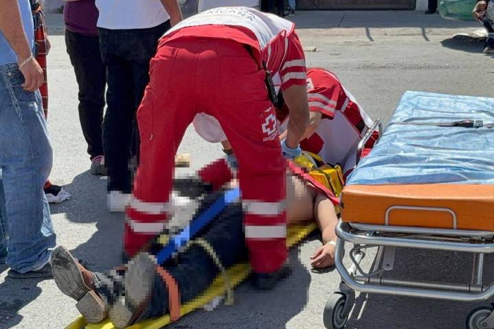 Cae de camioneta en movimiento y es abandonado por ‘amigo’ en Saltillo; perdió el conocimiento
