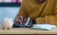 Estrategias financieras para jóvenes: Cómo enfrentar la crisis económica, según expertos