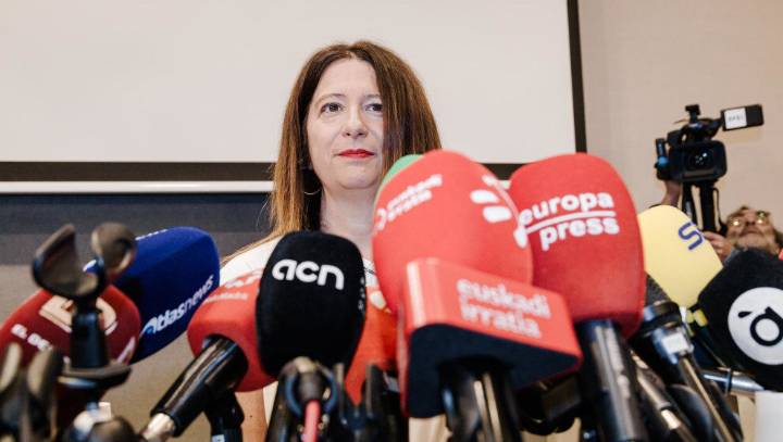 Leire Díez niega la relación con Santos Cerdán y defiende que todas sus investigaciones "verán la luz en uno, dos o tres libros"