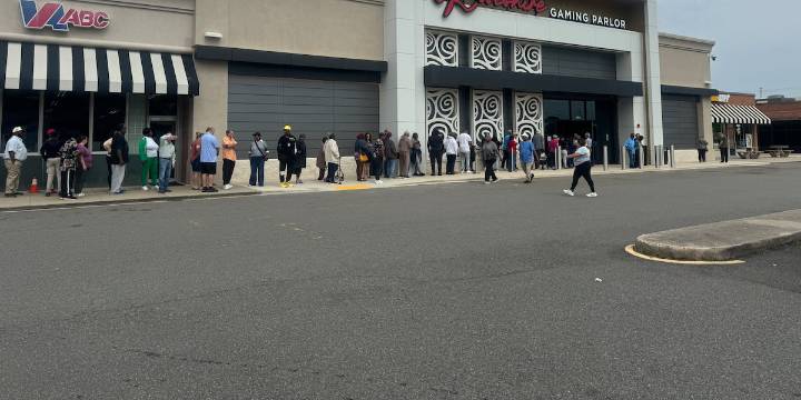 Long lines and packed parking lot as the Roseshire opens its doors