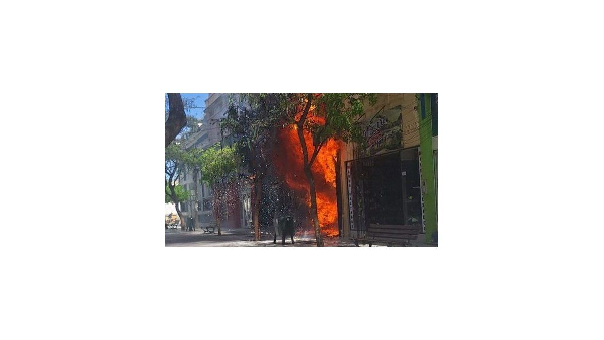 Impactante incendio en un comercio