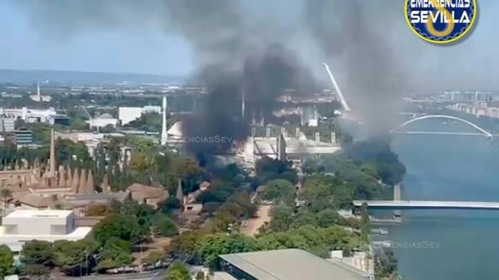 Nuevo incendio en el entorno del auditorio Rocío Jurado de la Cartuja, el cuarto en una semana