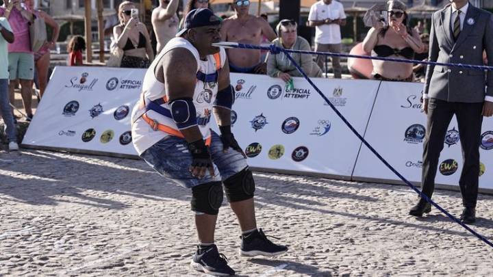 Ashraf Mahrous: Egypt's 'strongman' wrestler pulls ship using his teeth