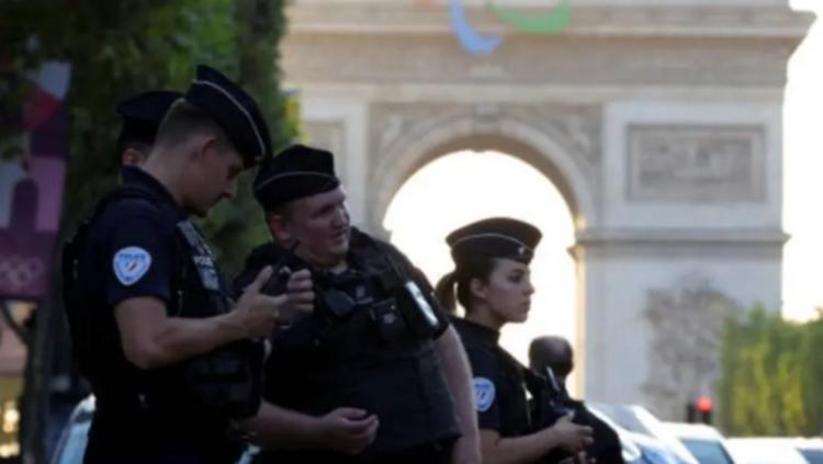 Apuñaló adolescente de 14 años a maestra en Francia
