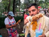 Elotes a 80 pesos en la Alameda sorprenden a turistas y desatan debate en redes